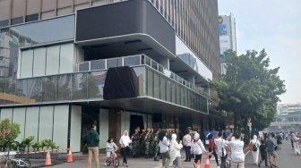 Logo McDonalds Thamrin Ditutup Kain Hitam Besar Saat Aksi Bela Palestina, Belasan Tentara Berjaga Di Depan