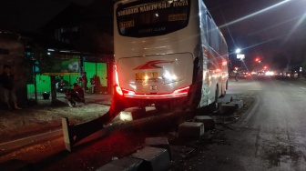 Mengerem Terlalu Keras Saat Melaju Kencang, Bus Jogja-Surabaya Hantam Rumah di Ringroad Timur