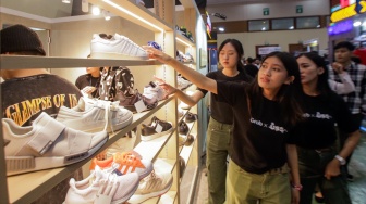 Pengunjung memilih barang dalam acara Urban Sneaker Society (USS) 2023 yang diselenggarakan di JCC Senayan, Jakarta, Minggu (5/11/2023). [Suara.com/Alfian Winanto]