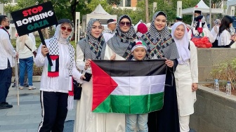 Potret Mulan Jameela Ajak Anak-anak Ikut Aksi Bela Palestina