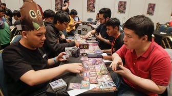 Pengunjung bermain Trading Card Game (TCG) di acara Indonesia Comic Con x DG Con 2023 di Jakarta Convention Center (JCC), Jakarta, Minggu (5/11/2023). [Suara.com/Alfian Winanto]