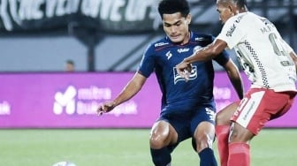 Mikael Tata: Dari Arema ke Persebaya, Perjalanan Bek Muda Berbakat