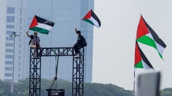 Massa saat mengikuti Aksi Damai Bela Palestina di Monas, Jakarta, Minggu (5/11/2023). [Suara.com/Alfian Winanto]