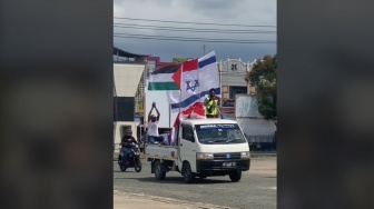 Viral Warga di Papua Gelar Aksi Cinta Damai untuk Palestina, Warganet Salfok ke Bendera Israel