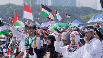 Massa saat mengikuti Aksi Damai Bela Palestina di Monas, Jakarta, Minggu (5/11/2023). [Suara.com/Alfian Winanto]