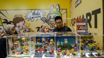 Pengunjung memilih action figure di acara Indonesia Comic Con x DG Con 2023 di Jakarta Convention Center (JCC), Jakarta, Minggu (5/11/2023). [Suara.com/Alfian Winanto]