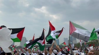 Diklaim Mencapai 2 Juta Orang, Orang Tua Hingga Bocah Ramaikan Aksi Bela Palestina di Monas