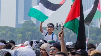 Massa saat mengikuti Aksi Damai Bela Palestina di Monas, Jakarta, Minggu (5/11/2023). [Suara.com/Alfian Winanto]