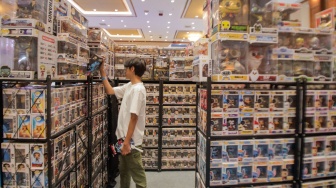 Pengunjung memilih action figure di acara Indonesia Comic Con x DG Con 2023 di Jakarta Convention Center (JCC), Jakarta, Minggu (5/11/2023). [Suara.com/Alfian Winanto]