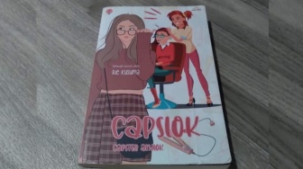 Resensi Novel Capslok: Capster Anjlok, Perjuangan Hidup Seorang Kapster Salon