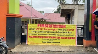 SMP 2 Batusangkar Tanah Datar Disegel Warga, Siswa Terpaksa Belajar di Pustaka Daerah