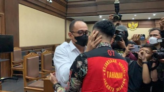 Tangis Pecah saat Anaknya jadi Saksi di Sidang, Rafael Alun Peluk Erat Mario Dandy