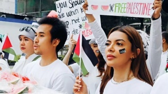 10 Artis Ikut Aksi Bela Palestina di Monas, Najwa Shihab Bagi-Bagi Semangka Gratis