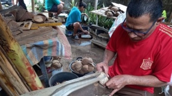 Mengolah Limbah Batok Kelapa jadi Benda Seni Bernilai Tinggi di Sulawesi Utara