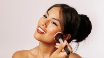 Kenali Perbedaan Bronzer dan Kontur Beserta Tekniknya agar Tampil Tirus