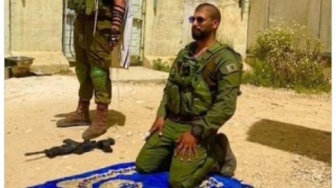 Foto Tentara Israel Salat Disebut Gimmick, Warganet Salfok ke Sepatu dan Kacamata