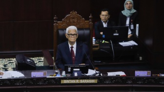 Anggota Majelis Kehormatan Mahkamah Konstitusi (MKMK) Bintan R Saragih saat memimpin sidang putusan etik di Gedung MK, Jakarta, Selasa (7/11/2023). [Suara.com/Alfian Winanto]