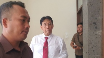 Tak Seperti Biasanya, Kali Ini Mantan Rektor Unud Datang Sidang Tanpa Rompi Tahanan