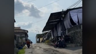 Ugal-ugalan! Jalan Desa di Malang Ini Dipenuhi Berderet Tenda Hajatan: Awas Salah Masuk