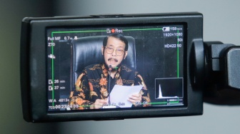 Mantan Ketua Mahkamah Konstitusi Anwar Usman saat memberikan keterangan pers di Gedung MK, Jakarta, Rabu (8/11/2023). [Suara.com/Alfian Winanto]