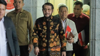 Mantan Ketua Mahkamah Konstitusi Anwar Usman (tengah) saat datang untuk memberikan keterangan pers di Gedung MK, Jakarta, Rabu (8/11/2023). [Suara.com/Alfian Winanto]