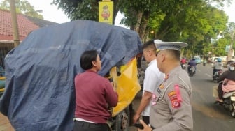 Mobil Truk Sampah Milik DLH Kota Bogor Tabrak Empat Kios di Cilendek