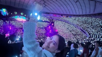 Bikin Merinding, Prilly Latuconsina Rekam Keseruan Nonton Konser Coldplay di Jepang