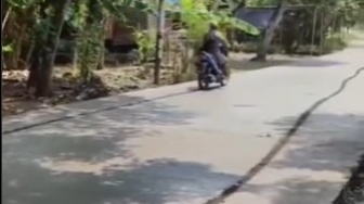 Bikin Greget, Aksi Kakek-kakek Nekat Lewati Jalan Cor yang Masih Basah