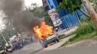 Angkot di Sajira Lebak Terbakar, Diduga Akibat Konsleting Mesin