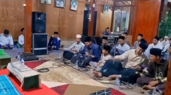 Awalnya Terlihat Adem, Penyanyi Sholawat Ini Seketika Lempar Mic Usai Kejadian Tak Terduga