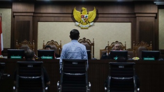 Terdakwa kasus dugaan korupsi penyediaan infrastruktur BTS 4G dan infrastruktur pendukung paket 1,2,3,4 dan 5 dari Bakti Kemenkominfo tahun 2020 sampai 2022 Johnny G Plate saat menjalani sidang vonis di Pengadilan Tipikor, Jakarta, Rabu (8/11/2023). [Suara.com/Alfian Winanto]