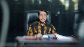 Mantan Ketua Mahkamah Konstitusi Anwar Usman saat memberikan keterangan pers di Gedung MK, Jakarta, Rabu (8/11/2023). [Suara.com/Alfian Winanto]