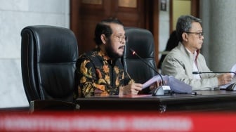 Mantan Ketua Mahkamah Konstitusi Anwar Usman saat memberikan keterangan pers di Gedung MK, Jakarta, Rabu (8/11/2023). [Suara.com/Alfian Winanto]