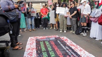 Massa yang tergabung dari aktivis dan masyarakat menggelar aksi solidaritas untuk Palestina di depan Kedubes Amerika Serikat, Jakarta, Kamis (9/11/2023). [Suara.com/Alfian Winanto]