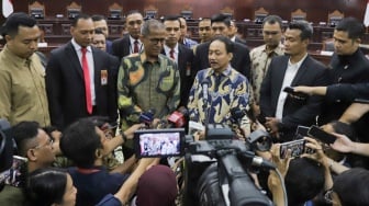 Ketua Mahkamah Konstitusi yang baru, Suhartoyo bersama dengan Wakil Ketua MK Saldi Isra saat konferensi pers di Gedung MK, Jakarta, Kamis (9/11/2023). [Suara.com/Alfian Winanto]