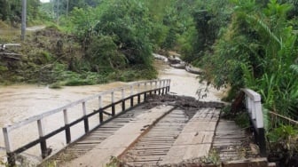 Satu Jembatan Hanyut Diterjang Banjir dan Tanah Longsor di Kapuas Hulu Kalbar