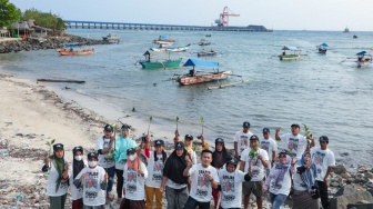 Cegah Abrasi di Pesisir Pantai Lampung, KNP Gelar Penanaman Mangrove Bersama Warga