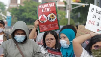 Massa yang tergabung dari aktivis dan masyarakat menggelar aksi solidaritas untuk Palestina di depan Kedubes Amerika Serikat, Jakarta, Kamis (9/11/2023). [Suara.com/Alfian Winanto]