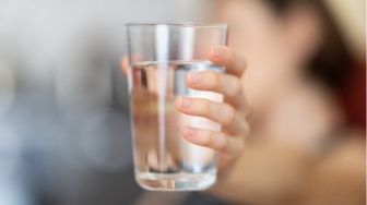 Orang Tua Diminta 'Paksa' Anak-Anak Minum Air Putih, Bukan Produk Botol Kemasan