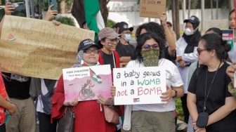 Massa yang tergabung dari aktivis dan masyarakat menggelar aksi solidaritas untuk Palestina di depan Kedubes Amerika Serikat, Jakarta, Kamis (9/11/2023). [Suara.com/Alfian Winanto]