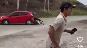 Viral Video Mobil Komplotan Pencuri Tabrak Polisi di Pesisir Barat