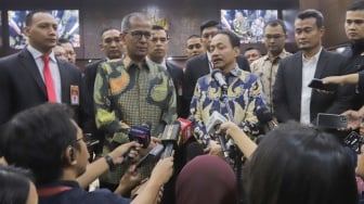 Ketua Mahkamah Konstitusi yang baru, Suhartoyo bersama dengan Wakil Ketua MK Saldi Isra saat konferensi pers di Gedung MK, Jakarta, Kamis (9/11/2023). [Suara.com/Alfian Winanto]