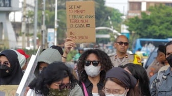 Massa yang tergabung dari aktivis dan masyarakat menggelar aksi solidaritas untuk Palestina di depan Kedubes Amerika Serikat, Jakarta, Kamis (9/11/2023). [Suara.com/Alfian Winanto]