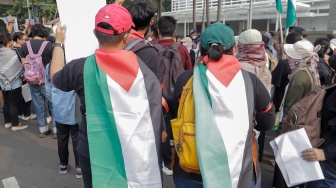 Massa yang tergabung dari aktivis dan masyarakat menggelar aksi solidaritas untuk Palestina di depan Kedubes Amerika Serikat, Jakarta, Kamis (9/11/2023). [Suara.com/Alfian Winanto]