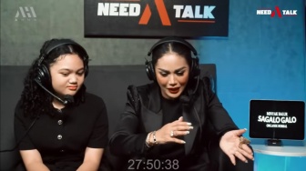 Krisdayanti Diduga Berzikir Saat Tampil di Podcast, Tasbih Digital Bikin Salfok Warganet