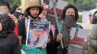 Massa yang tergabung dari aktivis dan masyarakat menggelar aksi solidaritas untuk Palestina di depan Kedubes Amerika Serikat, Jakarta, Kamis (9/11/2023). [Suara.com/Alfian Winanto]