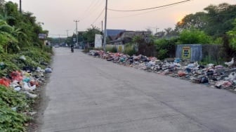 Jalan di Belakang Terminal Pakupatan Serang Dipenuhi Sampah Rumah Tangga