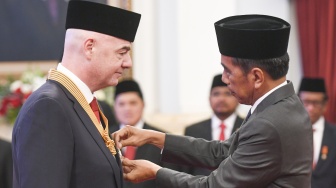 Presiden Joko Widodo (kanan) menyematkan tanda Bintang Jasa Pratama kepada Presiden FIFA Gianni Infantino (kiri) di Istana Negara, Jakarta, Jumat (10/11/2023). [ANTARA FOTO/Hafidz Mubarak A].