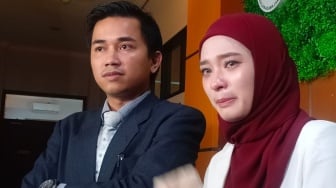 Resmi Cerai dari Virgoun, Tangis Inara Rusli Pecah hingga Sujud Syukur di Pengadilan