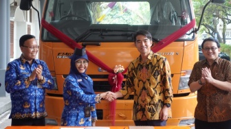 KTB Donasikan Truk Fuso Fighter X Euro4 ke SMKN 5 Surakarta